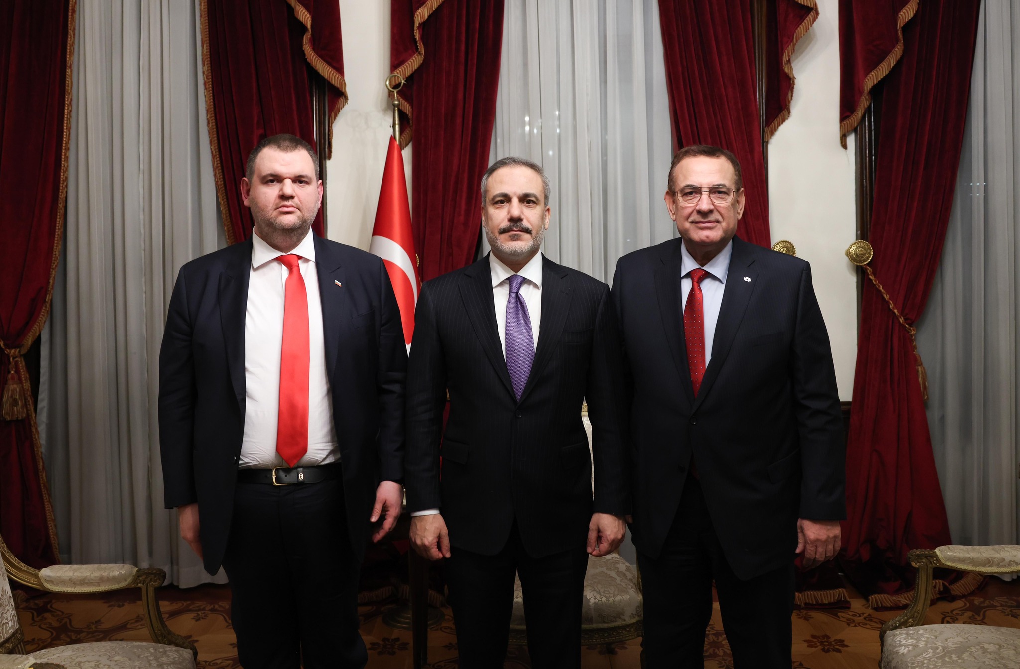 Dışişleri Bakanı Hakan Fidan, Sofya'da Türkiye Büyükelçiliği konutunda düzenlenen toplantıda Hak ve Özgürlükler Hareketi'nin Eş Başkan Adaylarıyla görüştü.