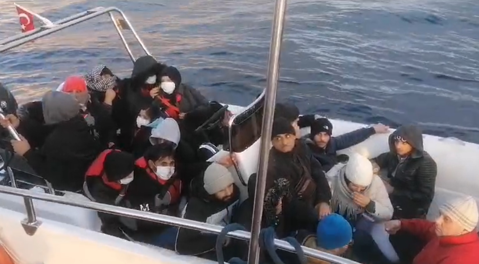 Muğla'da Sahil Güvenlik, göçmen kaçakçılarını yakaladı.