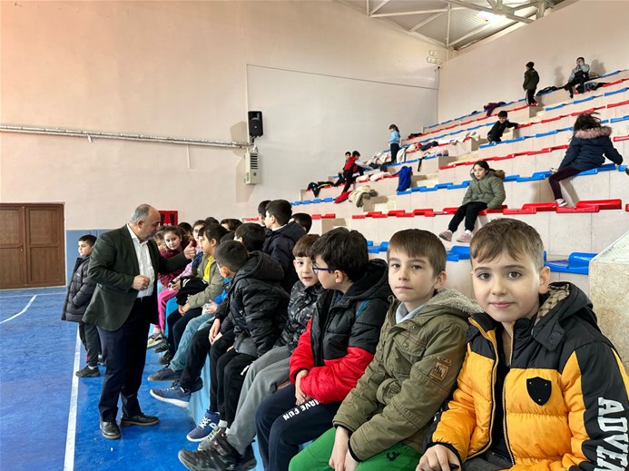 Afyonkarahisar Gençlik ve Spor İl Müdürü Kasapoğlu, Şuhut'ta gençlerle buluştu ve sportif yetenek taraması programının önemini vurguladı.