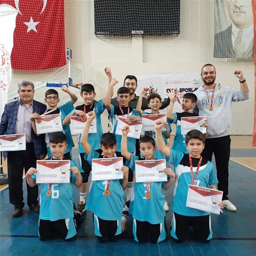 Afyonkarahisar Ortaokulu, Okul Sporları Küçük Erkekler Voleybol Grup Müsabakalarında Şampiyon Oldu!