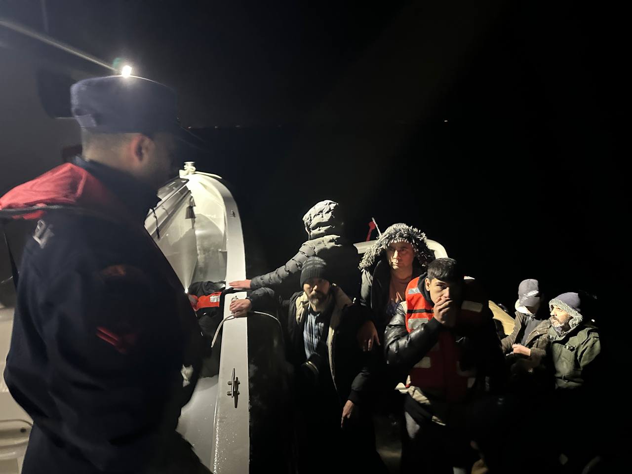 Sahil Güvenlik, Dikili açıklarında 14 düzensiz göçmeni kurtardı.