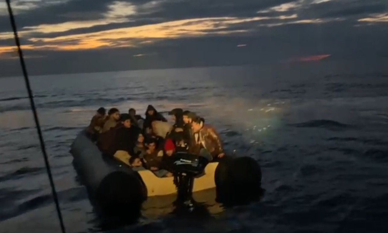 Muğla'nın Bodrum ilçesinde lastik bot içerisinde yakalanan 32 düzensiz göçmen Sahil Güvenlik tarafından durduruldu.