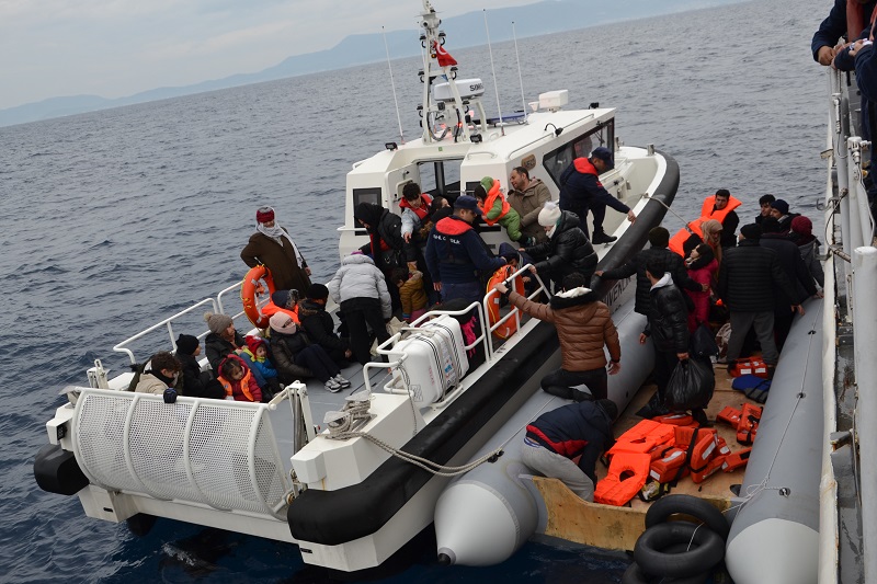 İzmir'in Menderes ilçesi açıklarında 29 düzensiz göçmen kurtarıldı