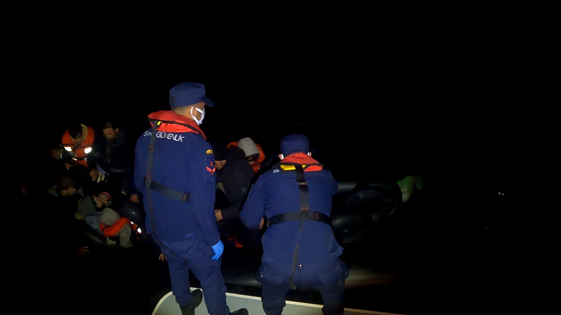 Sahil Güvenlik, Karaburun açıklarında düzensiz göçmenleri yakaladı