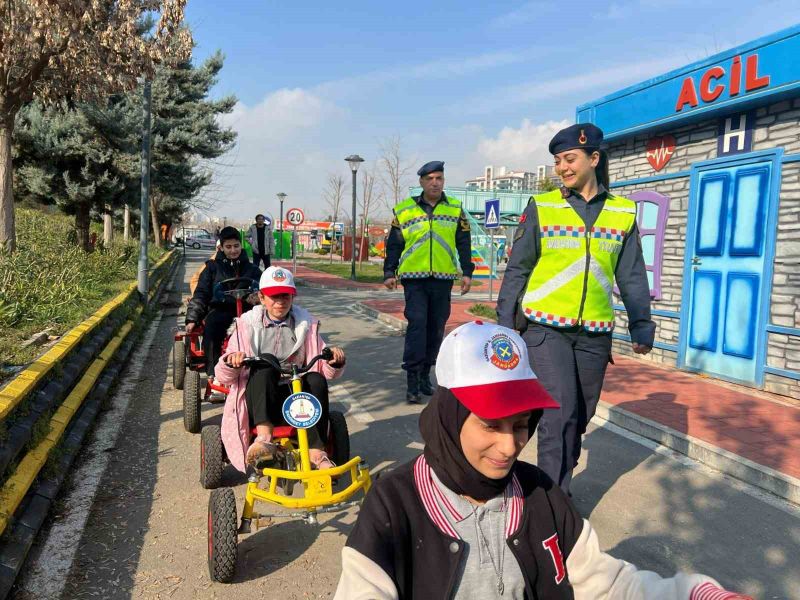 Gaziantep'te Jandarma ekiplerinden ilkokul öğrencilerine temel trafik eğitimi